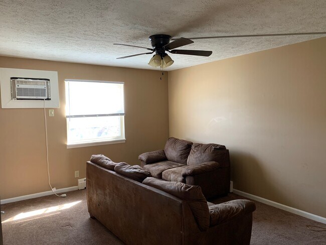 Building Photo - 605 Hillview Dr
