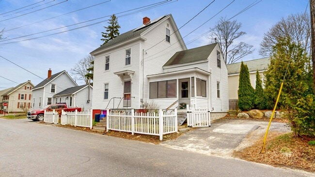 Building Photo - 10 Highland St
