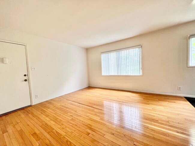 Building Photo - 4971 1/4 Franklin Ave Los Angeles, CA 90027