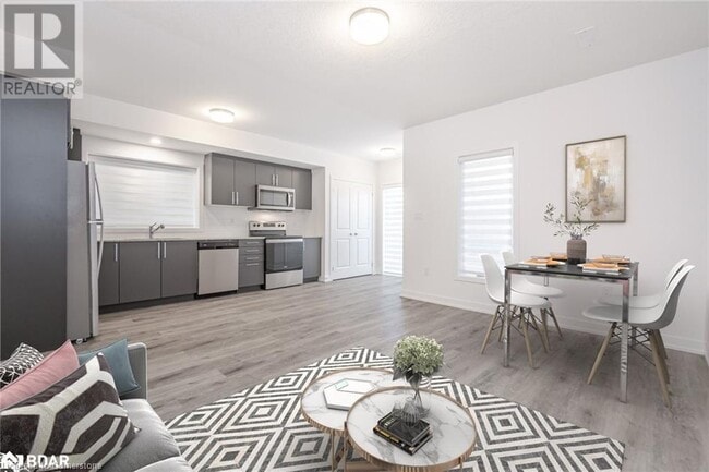 Building Photo - 205 W Oak Trl