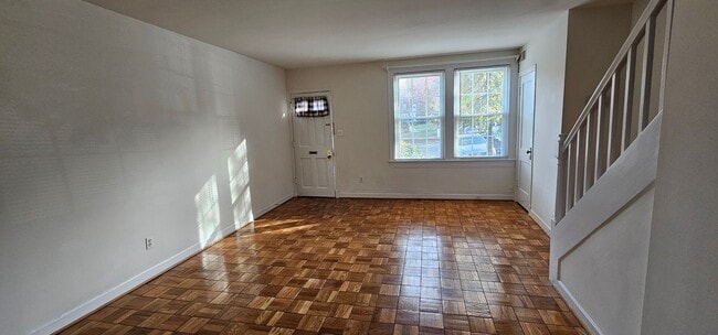 Foto del edificio - Sun-Filled & Well-Maintained 1 Bed 1 Bath Interior Townhome In Arlington Village