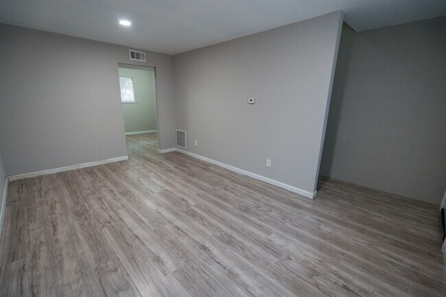 Building Photo - 1305 Clay St