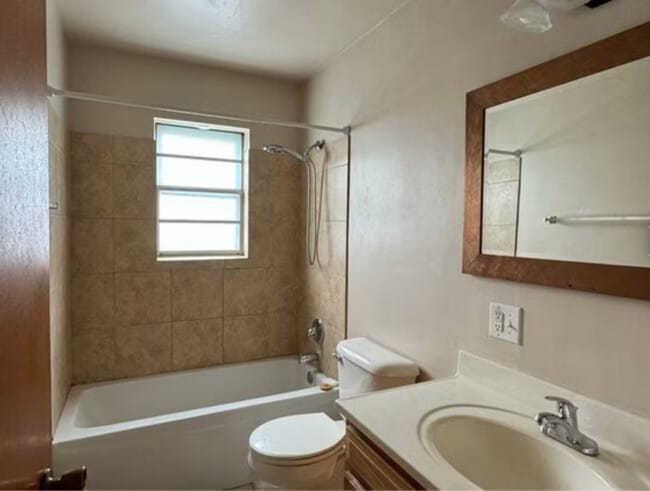 Foto del edificio - 2301 W Lawrence Ave