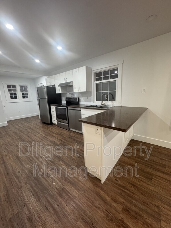 Building Photo - 736 Stormont St