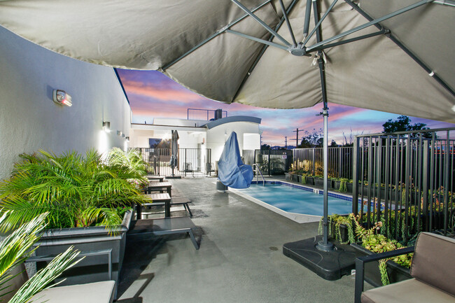 Rooftop Pool and Spa - Art Set NoHo