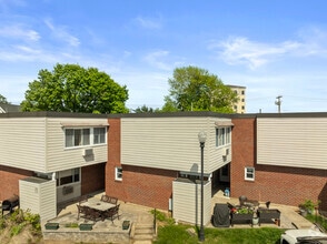 Building Photo - 211 W Walk
