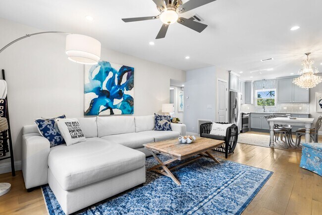 Foto del edificio - ** OLDE NAPLES ** 2 BED / 1 BATH - CONDO - TURNKEY - 3 BLOCKS FROM GULF - SEASONAL OR SHORT TERM