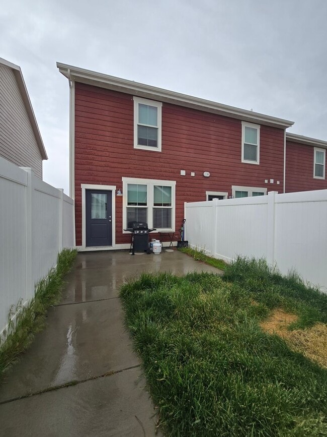 Foto del edificio - 2 bedroom 2.5 Bathroom Townhome