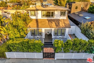 Building Photo - 712 Crestmoore Pl