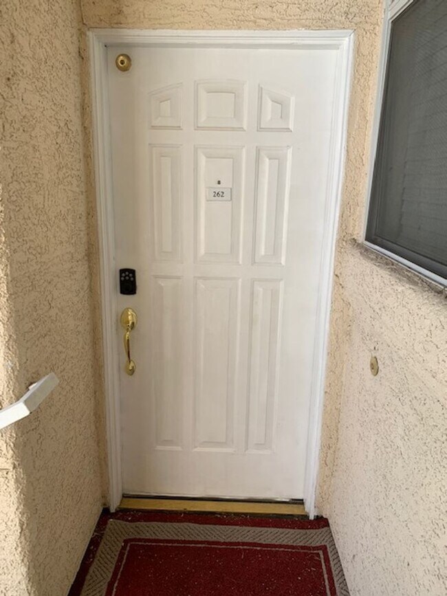 Foto del edificio - Partially Furnished 2/2 CONDO WITH  *BONUS DEN* & 2 CAR GARAGE!