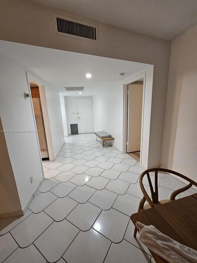 Foto del edificio - 900 Bay Dr