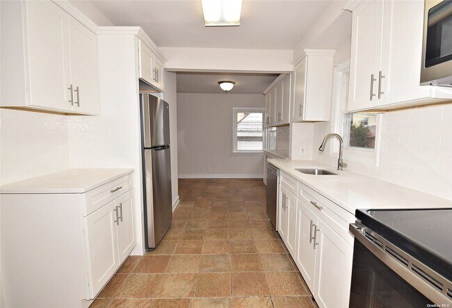 Foto del edificio - 82-30 212th St