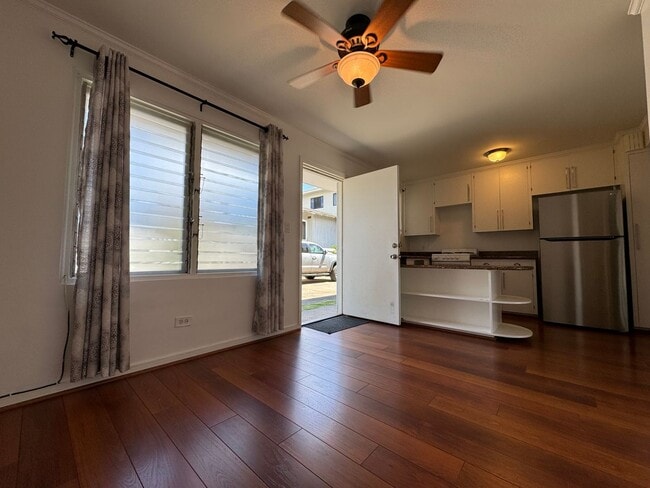 Building Photo - Perfect blend of comfort and accessibility...