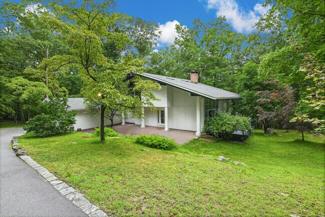 Foto del edificio - 70 Birch Hill Rd