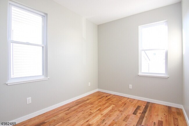 Building Photo - 682 N 8th St