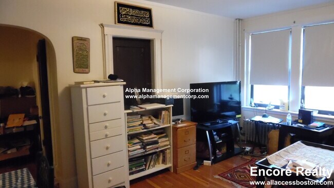 Building Photo - 349 Pleasant St