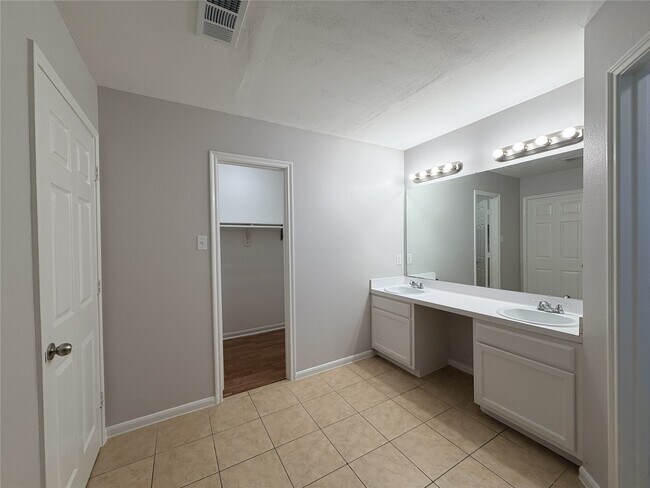 Foto del edificio - 6407 Waldron Dr