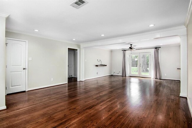 Building Photo - 9745 Cedardale Dr