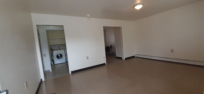 Building Photo - Spacious studio in a duplex with laundry c...