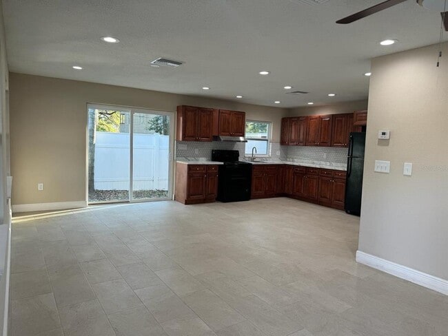 Building Photo - 410 Sunset Dr