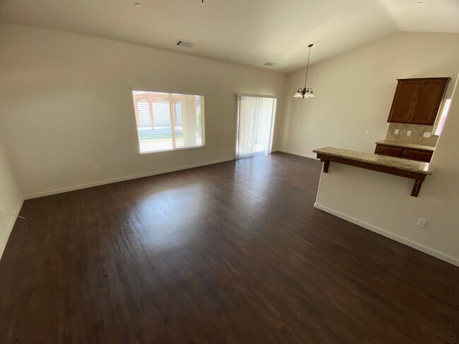 Foto del edificio - Lovely Home for rent in Visalia,Ca