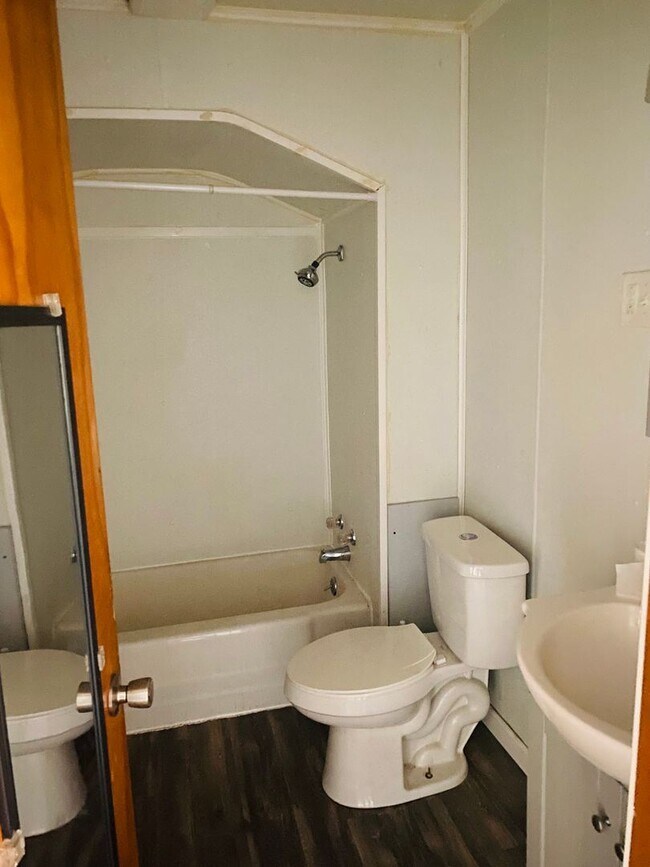 Building Photo - 2 br, 1 bath House - 9 Madonna Dr. Apt. 2