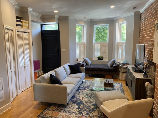 Habitación delantera de la planta baja - 2033 13th St NW