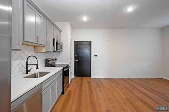 Building Photo - 72 Burroughs Pl