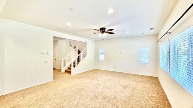 Foto del edificio - Start the summer off right in the desirable community of Horse Creek Ridge! You do not want to mi...