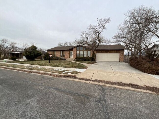 Foto del edificio - 5 bedroom 3 bath Home 2 car garage- Small dog friendly