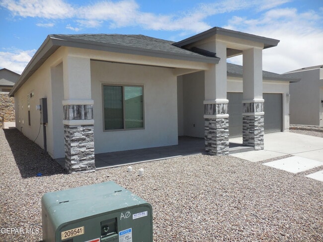 Building Photo - 552 Pne Vly Pl