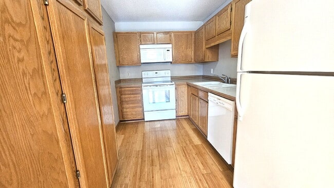 Building Photo - "Charming 2-Bedroom 1 bath Condo with 1000 Sq Ft of Comfort in Plymouth, MN!"