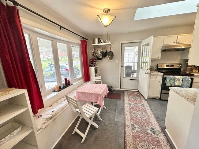 Foto del edificio - Spacious 5 BR/2.5 BA Single-Family Home in...