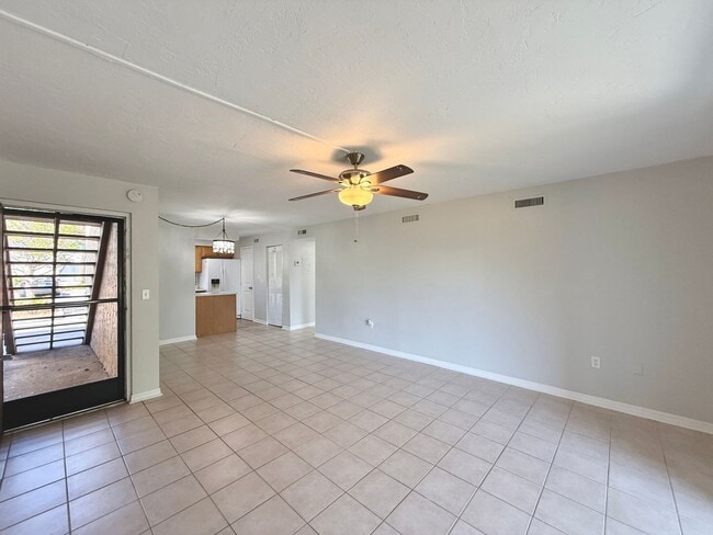 Building Photo - Close to Downtown Sarasota - 2/1 Condo - I...