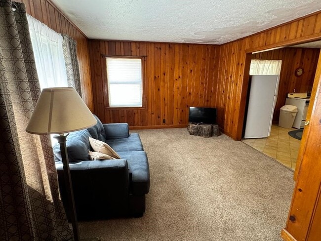 Building Photo - 889 S Park Rd