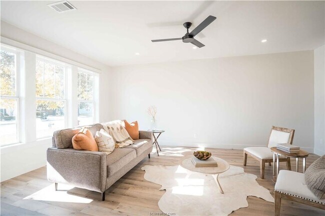 Building Photo - AUGUST 2025 PRE-LEASE!! Stunning Remodeled...