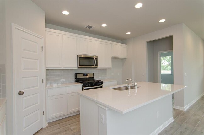 Building Photo - 905 Olive Creek Dr