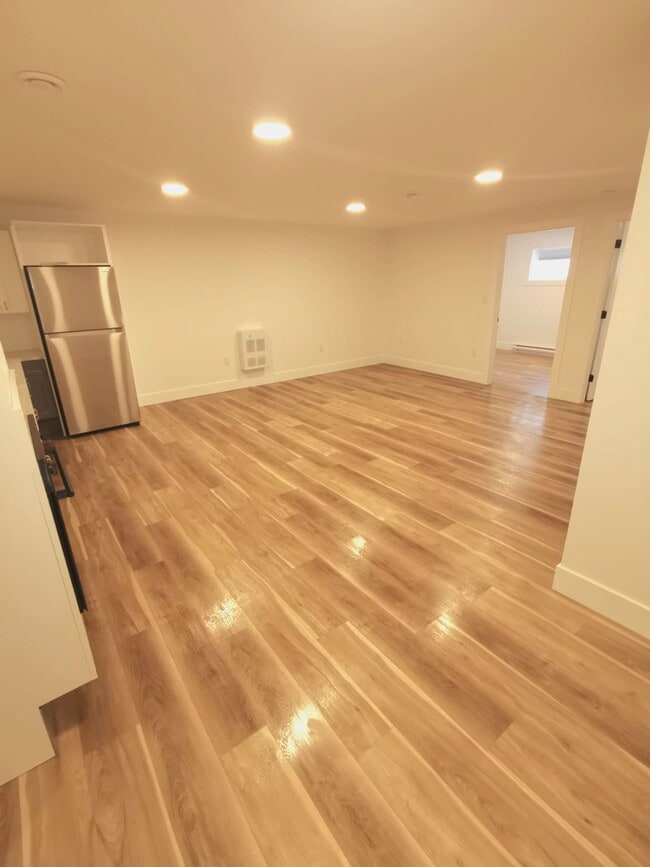 Photo du bâtiment - Available: September 1st – Renovated 2 Bed...