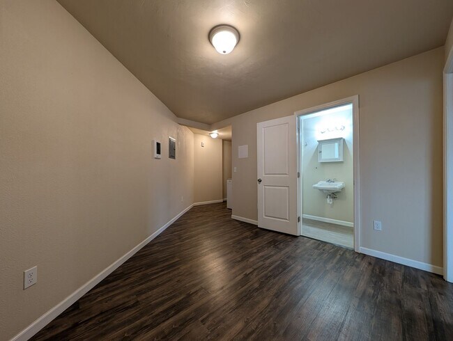 Foto del edificio - Nice 1bdrm/1bath apartment close to shopping and restaurants!