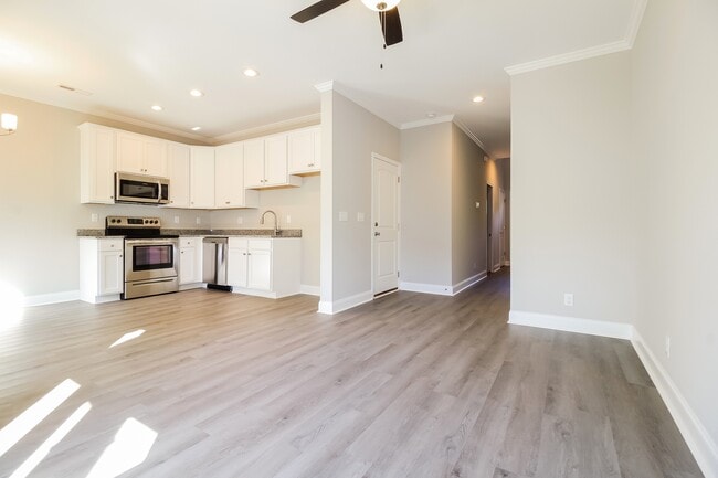 Building Photo - 150 N Church St