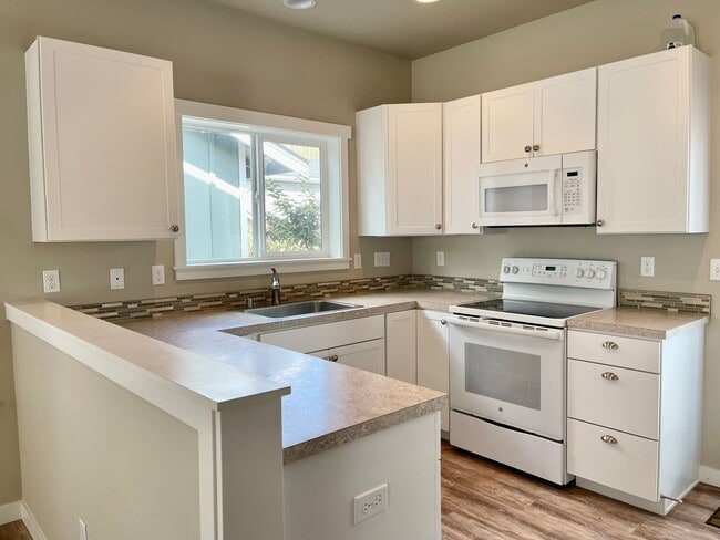 Building Photo - In town Kingston! Close to town and the ferries