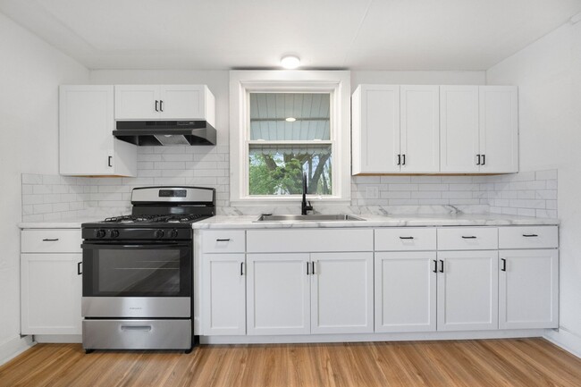 Building Photo - New Listing! 2 bed 1 bath