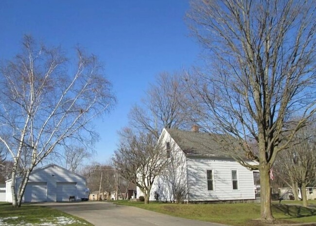 Building Photo - Three Bedroom, One Bathroom