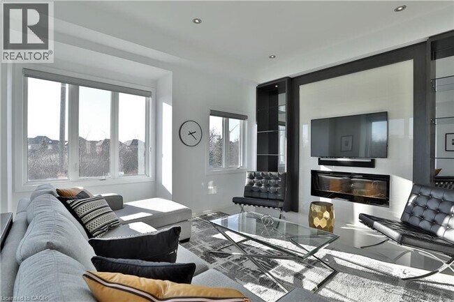 Building Photo - 220 Vellwood Common