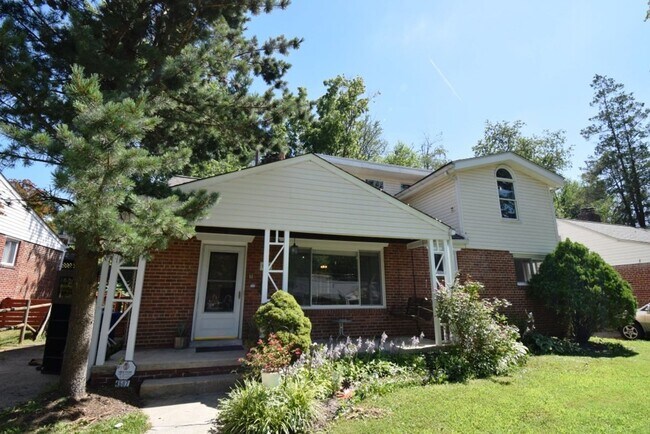 Building Photo - Surprisingly Large Beautiful Home in Nice Neighborhood!