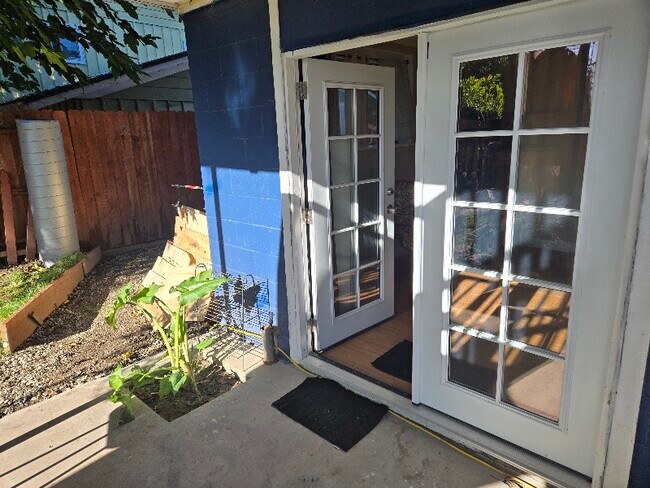 Foto del edificio - 4052 Capella St