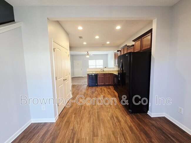 Foto del edificio - 1551 Sprucedale Dr