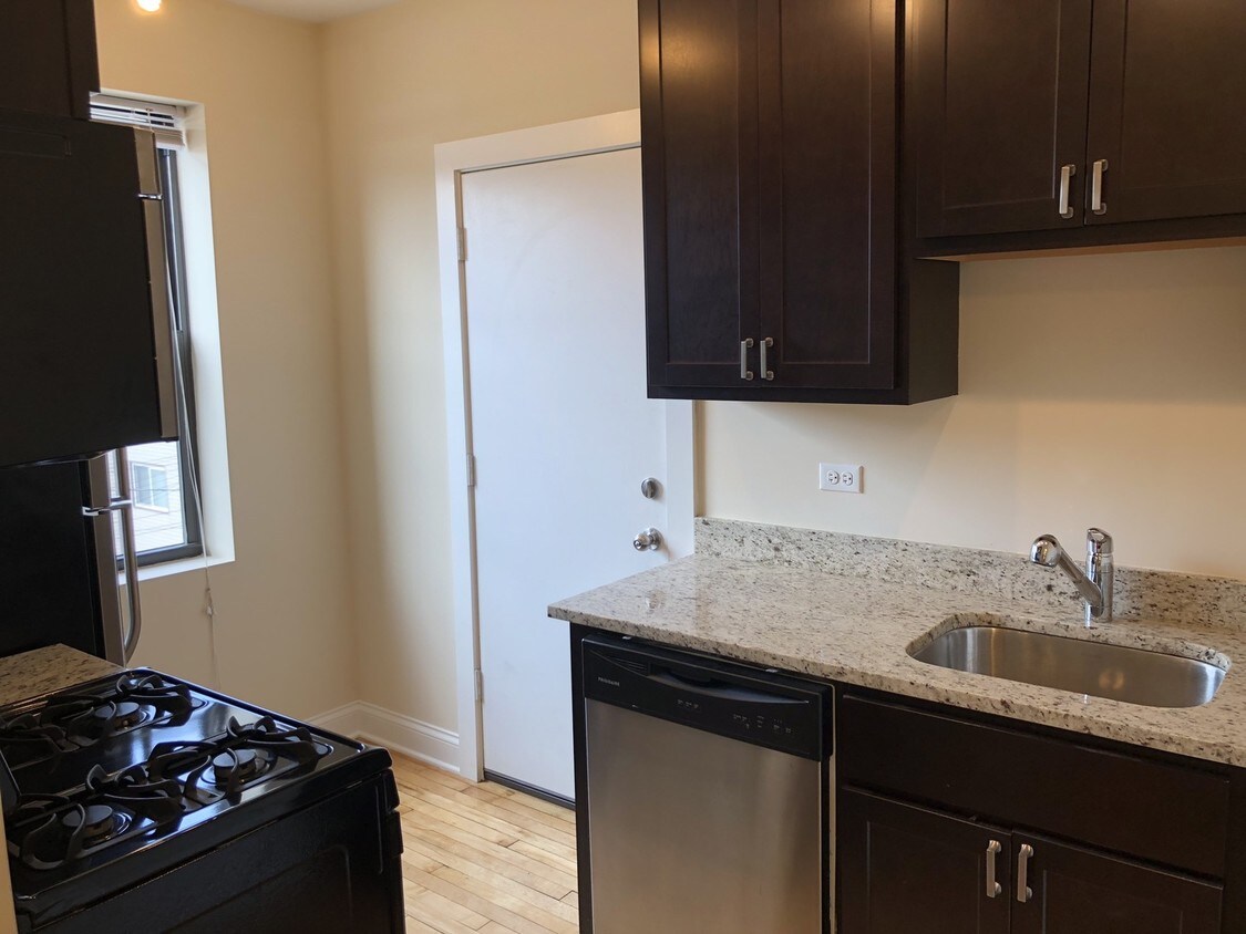 Foto principal - 1114 W Balmoral Ave