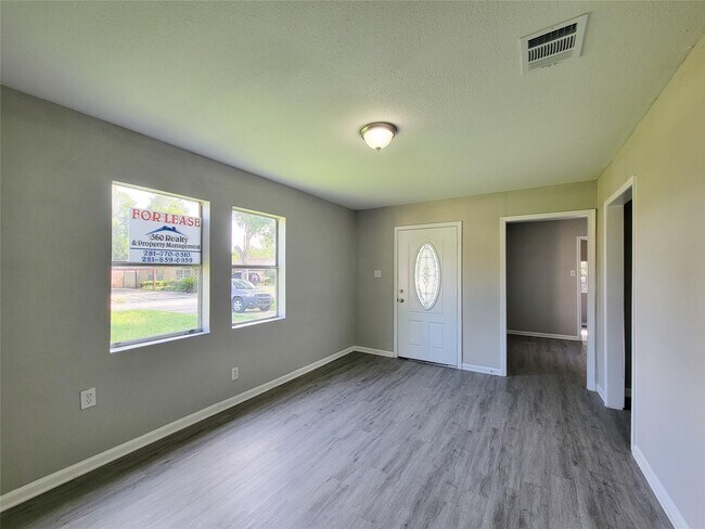 Building Photo - 4909 Holloway Dr