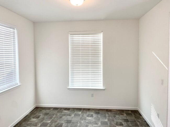 Building Photo - Spacious 3-Bedroom, 2.5-Bath Single Family...